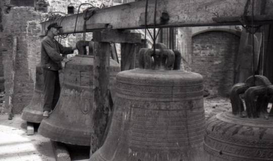 ARH NL Koberg 5845, Glocken der zerstörten Marktkirche, Hannover, 1947