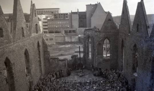 ARH NL Koberg 6304, Ostermarsch in der Aegidienkirche, Hannover, um 1960