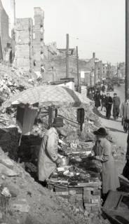 ARH NL Koberg 6356, Erste Verkaufsstände in der Karmarschstraße, Hannover, 1946