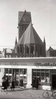 ARH NL Koberg 6541, Ladenzeile mit der Marktkirche im Hintergrund, Hannover, 1952