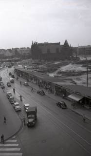 ARH NL Koberg 6550, Ladenzeile mit dem Alten Rathaus im Hintergrund, Hannover, 1952