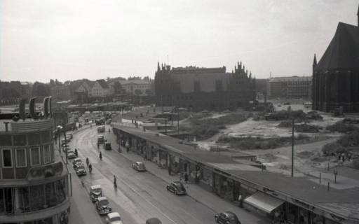 ARH NL Koberg 6551, Ladenzeile mit dem Alten Rathaus im Hintergrund, Hannover, 1952