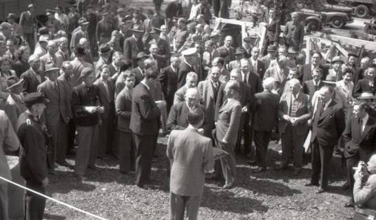 ARH NL Koberg 6740, Menschengruppe vor der Messe, Hannover, 1948