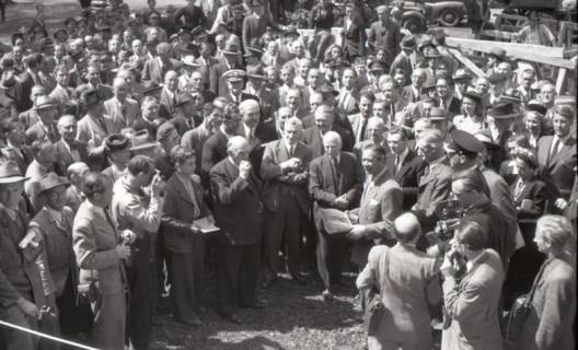 ARH NL Koberg 6741, Menschengruppe vor der Messe, Hannover, 1948