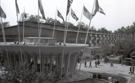 ARH NL Koberg 6879, Besucher auf dem Messegelände, Hannover, 1947