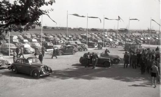 ARH NL Koberg 6884, Parkplatz auf dem Messegelände, Hannover, 1947