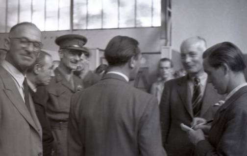 ARH NL Koberg 6903, Besucher auf dem Messegelände, Hannover, 1947