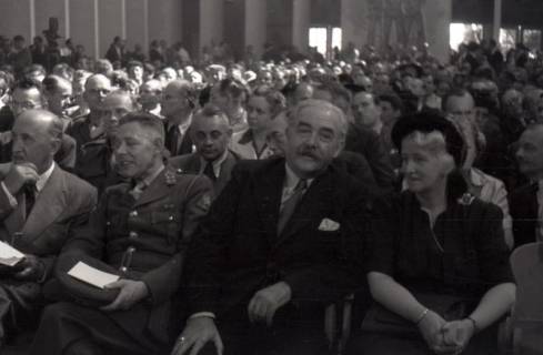 ARH NL Koberg 6908, Besucher auf dem Messegelände, Hannover, 1947