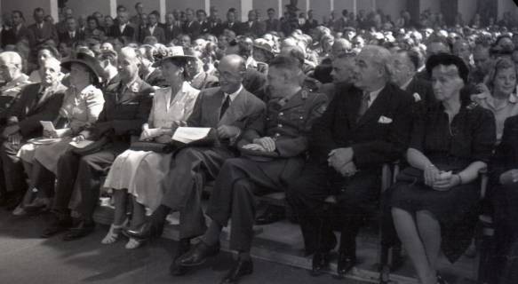 ARH NL Koberg 6909, Besucher auf dem Messegelände, Hannover, 1947