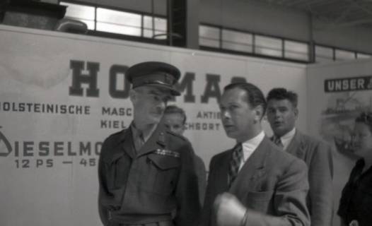 ARH NL Koberg 6924, Besucher auf dem Messegelände, Hannover, 1947