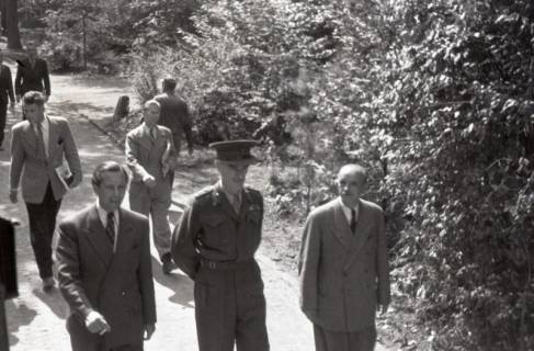 ARH NL Koberg 6927, Besucher auf dem Messegelände, Hannover, 1947