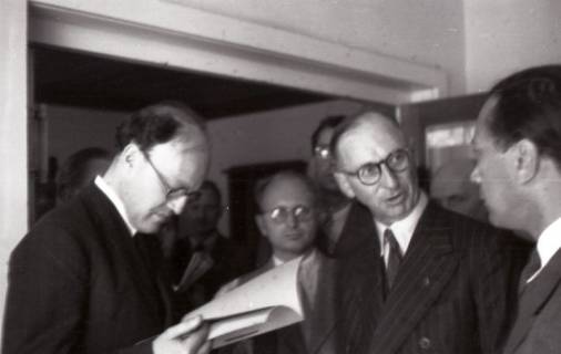 ARH NL Koberg 6942, Besucher auf dem Messegelände, Hannover, 1947