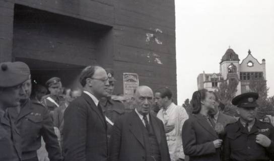 ARH NL Koberg 6946, Besucher auf dem Messegelände, Hannover, 1947