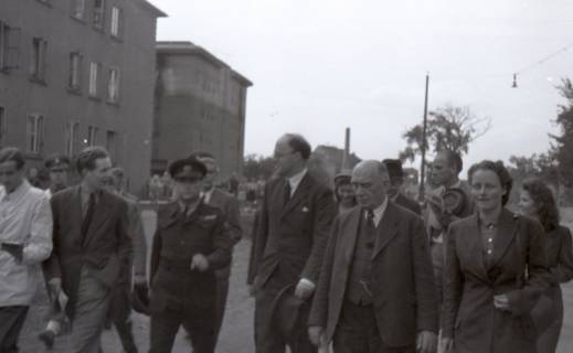 ARH NL Koberg 6947, Besucher auf dem Messegelände, Hannover, 1947