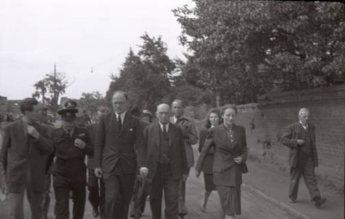 ARH NL Koberg 6948, Besucher auf dem Messegelände, Hannover, 1947