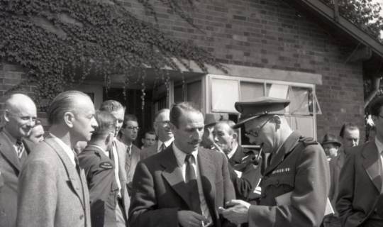 ARH NL Koberg 6953, Besucher auf dem Messegelände, Hannover, 1947