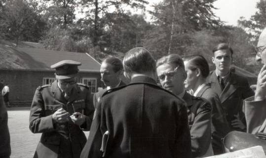 ARH NL Koberg 6954, Besucher auf dem Messegelände, Hannover, 1947