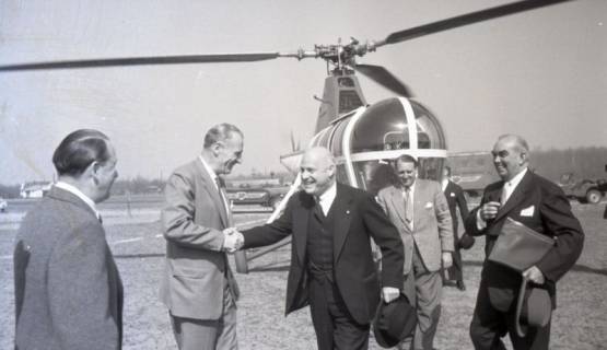 ARH NL Koberg 6977, Offizielle Besucher auf dem Messegelände, Hannover, 1955