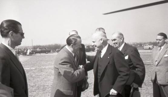 ARH NL Koberg 6978, Offizielle Besucher auf dem Messegelände, Hannover, 1955