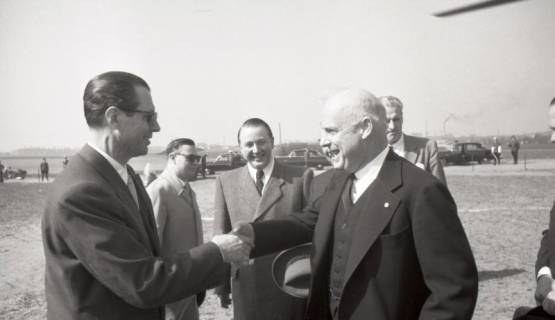 ARH NL Koberg 6980, Offizielle Besucher auf dem Messegelände, Hannover, 1955