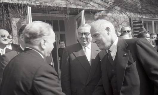 ARH NL Koberg 6987, Offizielle Besucher auf dem Messegelände, Hannover, 1955