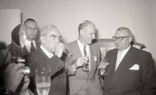 ARH NL Koberg 6992, Offizielle Besucher auf dem Messegelände, Hannover, 1955