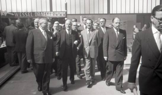 ARH NL Koberg 7002, Offizielle Besucher auf dem Messegelände, Hannover, 1955