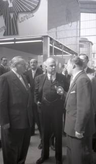 ARH NL Koberg 7007, Offizielle Besucher auf dem Messegelände, Hannover, 1955