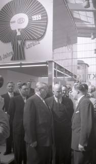 ARH NL Koberg 7008, Offizielle Besucher auf dem Messegelände, Hannover, 1955