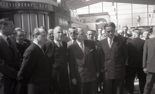 ARH NL Koberg 7014, Offizielle Besucher auf dem Messegelände, Hannover, 1955