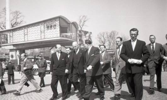 ARH NL Koberg 7017, Offizielle Besucher auf dem Messegelände, Hannover, 1955