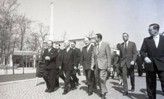 ARH NL Koberg 7018, Offizielle Besucher auf dem Messegelände, Hannover, 1955