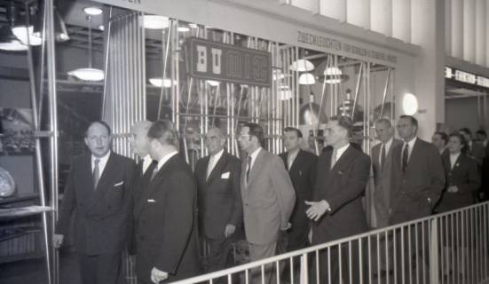 ARH NL Koberg 7019, Offizielle Besucher auf dem Messegelände, Hannover, 1955