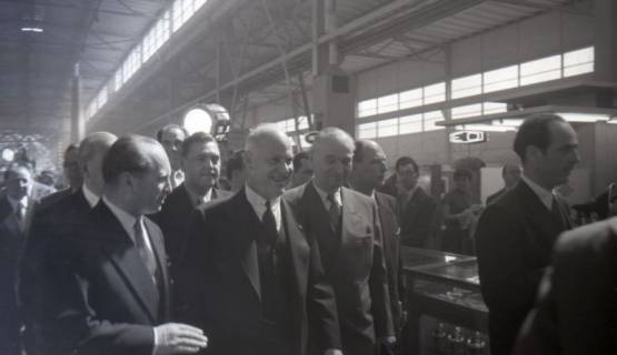 ARH NL Koberg 7025, Offizielle Besucher auf dem Messegelände, Hannover, 1955