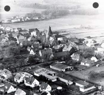 ARH NL Koberg 7107, Ortsbild Isernhagen mit Kirche, 1976