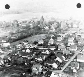 ARH NL Koberg 7108, Ortsbild Isernhagen mit Kirche, 1976