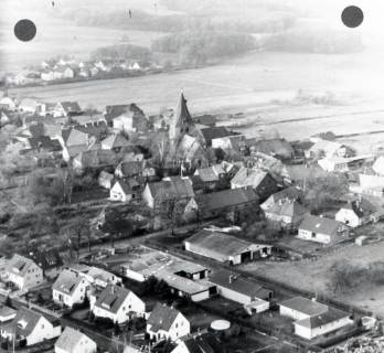 ARH NL Koberg 7112, Ortsbild Isernhagen mit Kirche, 1976