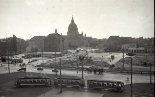 ARH NL Koberg 9107, Räumung am Aegidientorplatz, vorne Straßenbahn, hinten Neues Rathaus, Hannover, 1952