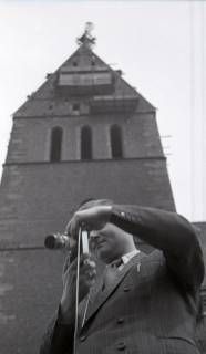 ARH NL Koberg 9120, Ein Mann mit Kamera vor der Marktkirche, Hannover, 1952
