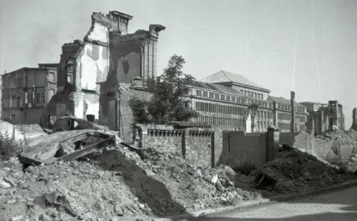 ARH NL Koberg 9136, Zerstörtes Gebäude mit Continental im Hintergrund, Hannover, 1946