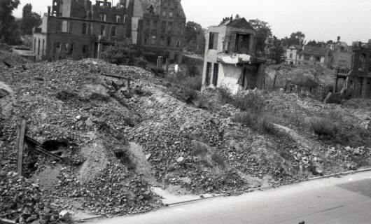 ARH NL Koberg 9142, Trümmer und zerstörte Wohnhäuser, Hannover, 1946