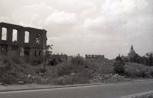ARH NL Koberg 9143, Trümmer, zerstörte Wohnhäuser, hinten rechts das Neue Rathaus, Hannover, 1946