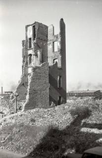 ARH NL Koberg 9160, Zerstörtes Gebäude und Trümmerhaufen, Hannover, 1946