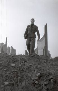 ARH NL Koberg 9166, Ein Mann auf einem Trümmerhaufen, Hannover, 1946