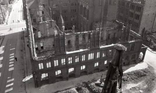 ARH NL Koberg 9170, Zerstörtes Altes Rathaus, Blick von der Marktkirche, Hannover, 1946