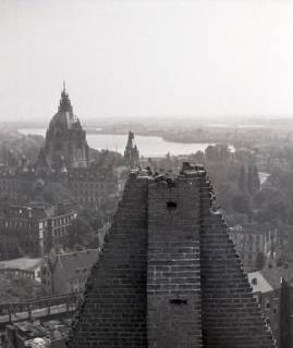ARH NL Koberg 9192, Überreste des zerstörten Turms der Marktkirche, rechts im Hintergrund das Neue Rathaus, Hannover, 1946