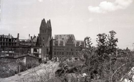 ARH NL Koberg 9210, Blick auf die zerstörte Altstadt mit Marktkirche und Altem Rathaus, Hannover, 1947
