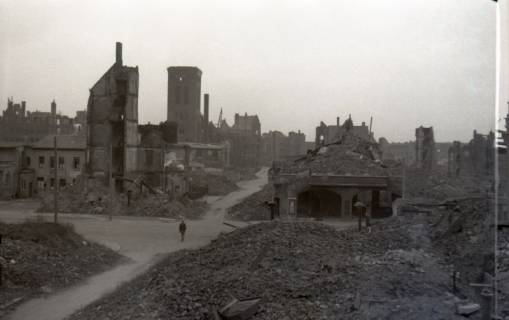 ARH NL Koberg 9226, Zerstörte Gebäude und Trümmer, links die Lukaskirche?, Hannover, 1947