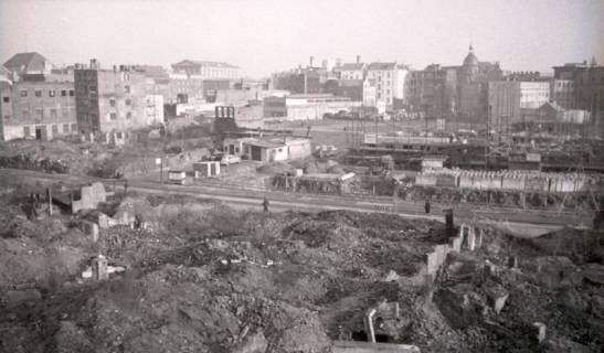 ARH NL Koberg 9253, Köbelinger Markt, links hinten Opernhaus, rechts hinten das Gebäude der Hannoverschen Bank, Hannover, 1946