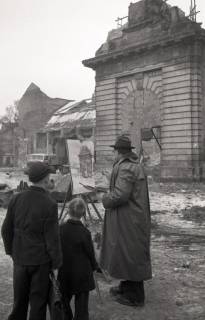 ARH NL Koberg 9258, Der Maler Hans Kreuzer und zwei Kinder vor dem zerstörten Marstalltor, Hannover, 1952